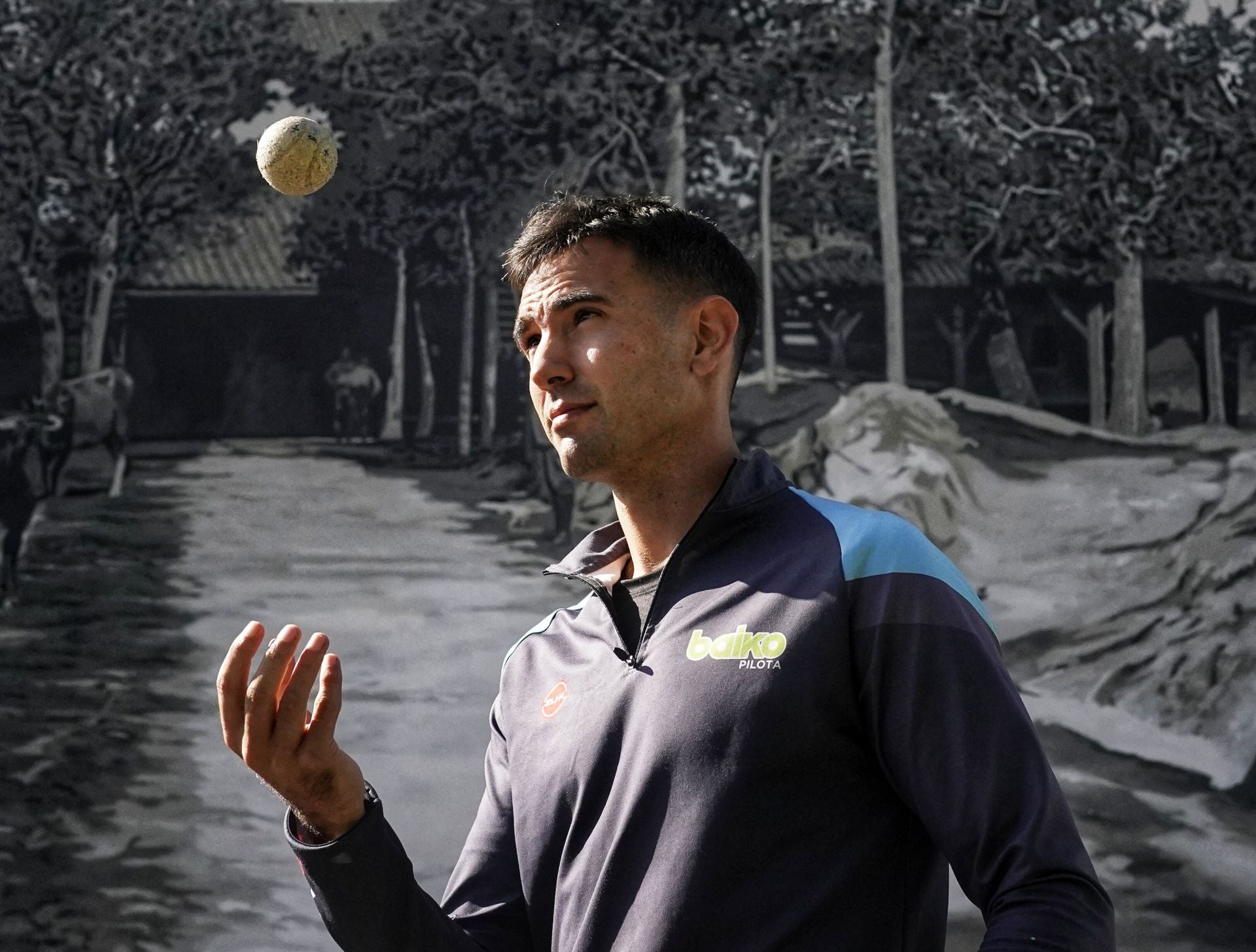 Mikel Urrutikoetxea juega con una pelota frente al frontón de Zaratamo