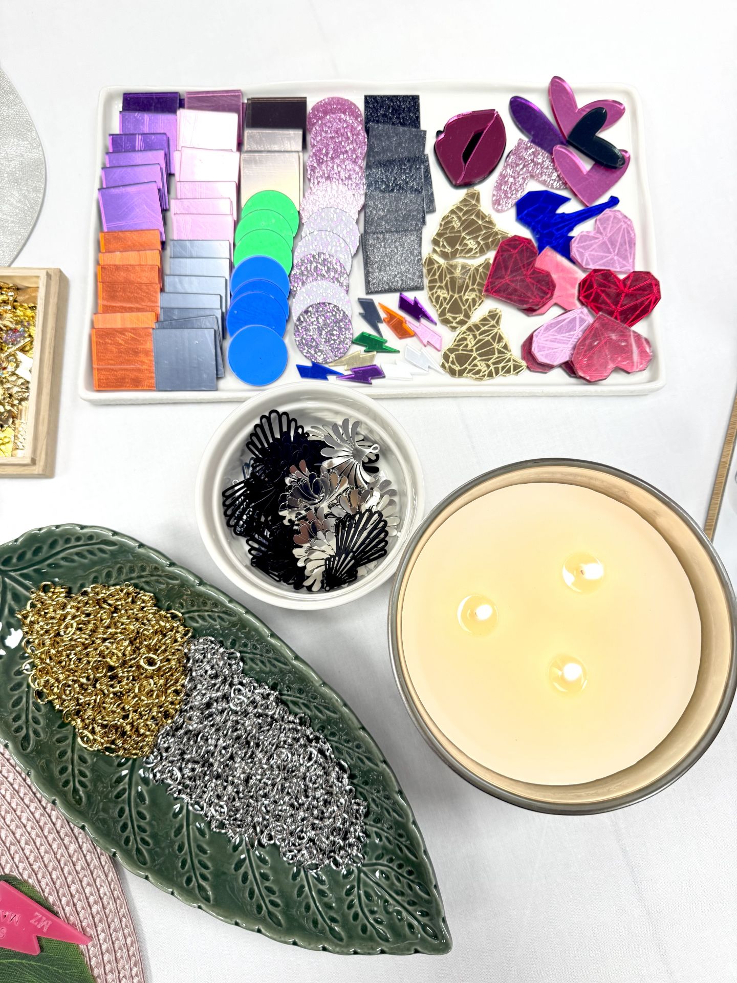 María Zárate, la joven que vende pendientes cañeros hechos por ella y ropa única en un piso de Bilbao