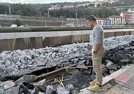 Un vecino observa uno de los tramos de raíl del tranvía de 1876 que ha aflorado en las obras.