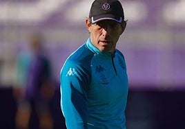 El técnico del valladolid, Guillermo Almada.