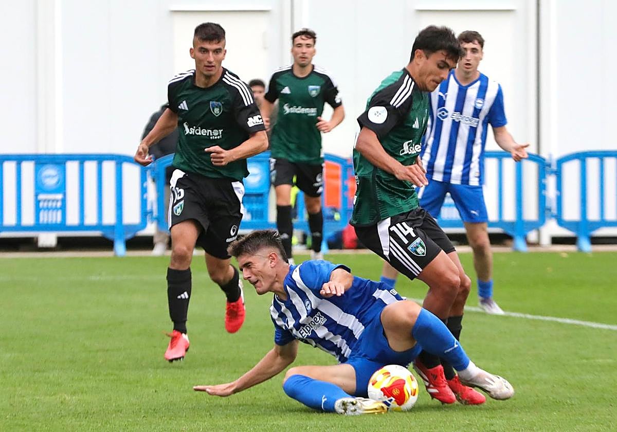 Lance del encuentro entre el Alavés B y el Sestao River.