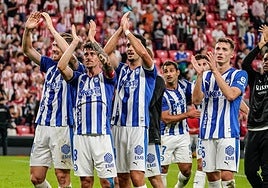 Los jugadores del Alavés aplauden a su afición en San Mamés.