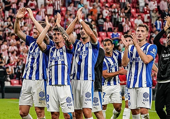 Los jugadores del Alavés aplauden a su afición en San Mamés.