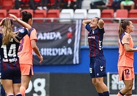 Carmen Álvarez se lamenta de la ocasión que Cata Coll le desbarató en la recta final.