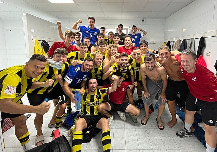 Los jugadores del CD Getxo celebran la clasificación a la Copa del Rey.
