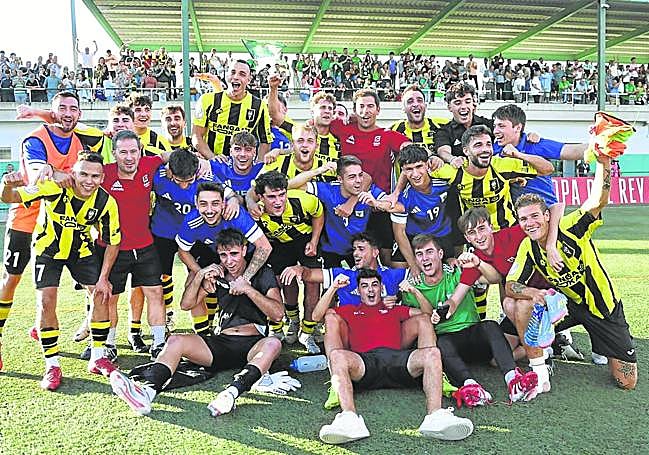 Los futbolistas del Getxo celebran a lo grande la victoria en Valladolid, que les asegura un rival de Primera.
