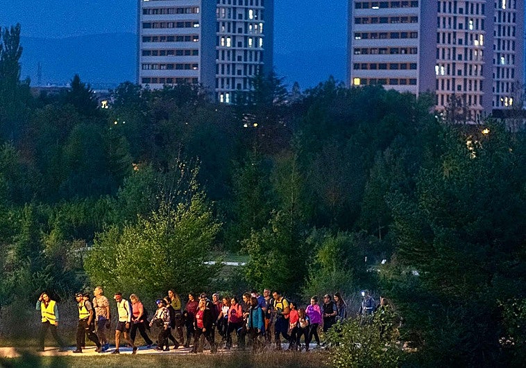 La marcha nocturba de Vital Eguna recorrió el Jardín Botánico de Olárizu.