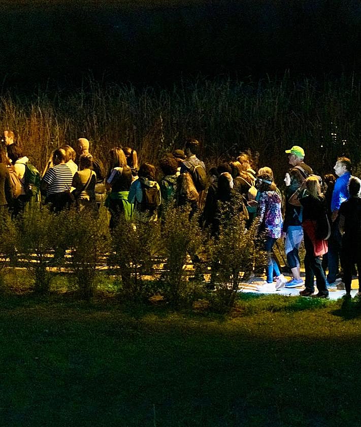 Imagen secundaria 2 - Jon Urresti, con integrantes de ADELA Araba. Los participantes esperan la salida de la marcha, que cubrió un recorrido de unos ocho kilómetros.