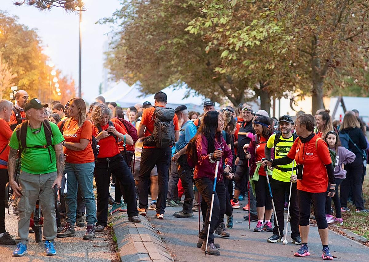 Imagen secundaria 1 - Jon Urresti, con integrantes de ADELA Araba. Los participantes esperan la salida de la marcha, que cubrió un recorrido de unos ocho kilómetros.