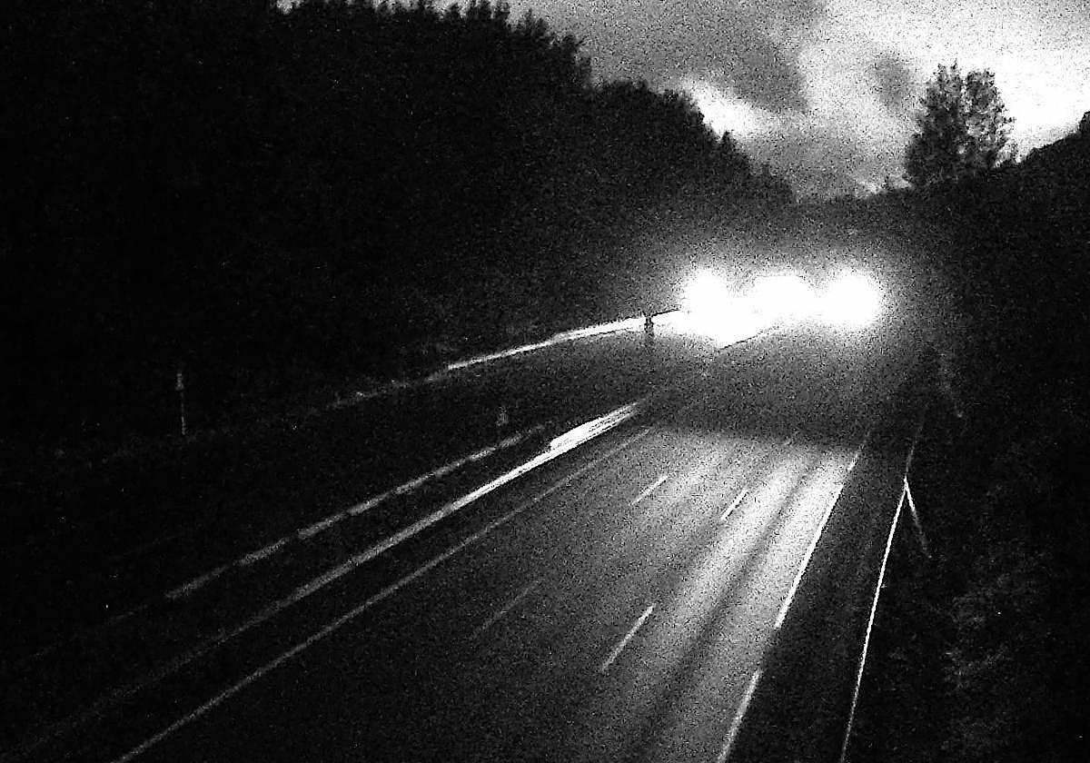 Imagen de las cámaras de tráfico, con varios vehículos retenidos en el lugar del accidente.