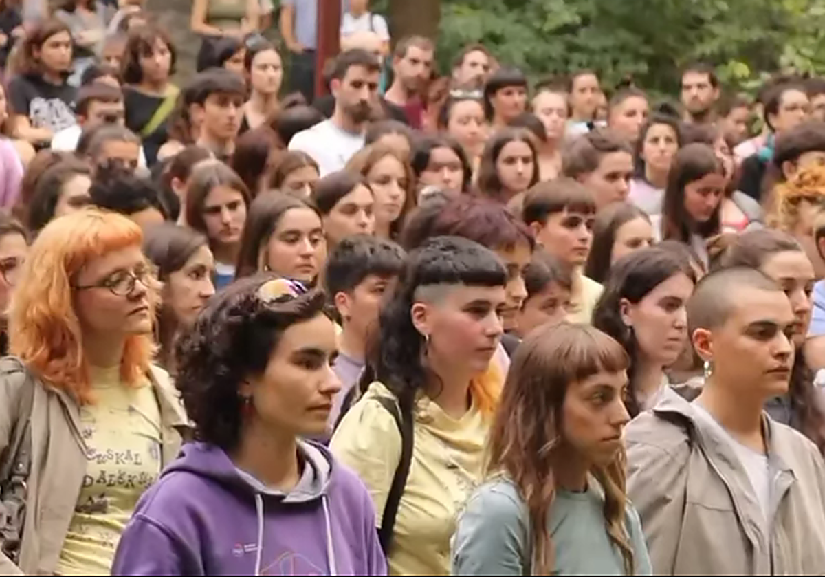 Imagen secundaria 1 - Diferentes momentos del vídeo que han colgado en sus redes sociales.