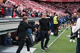 Ernesto Valverde saludando a Jagoba Arrasate antes del inicio del partido.