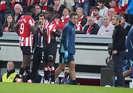 Iñaki Williams dando el testigo a su hermano Nico tras la lesión.