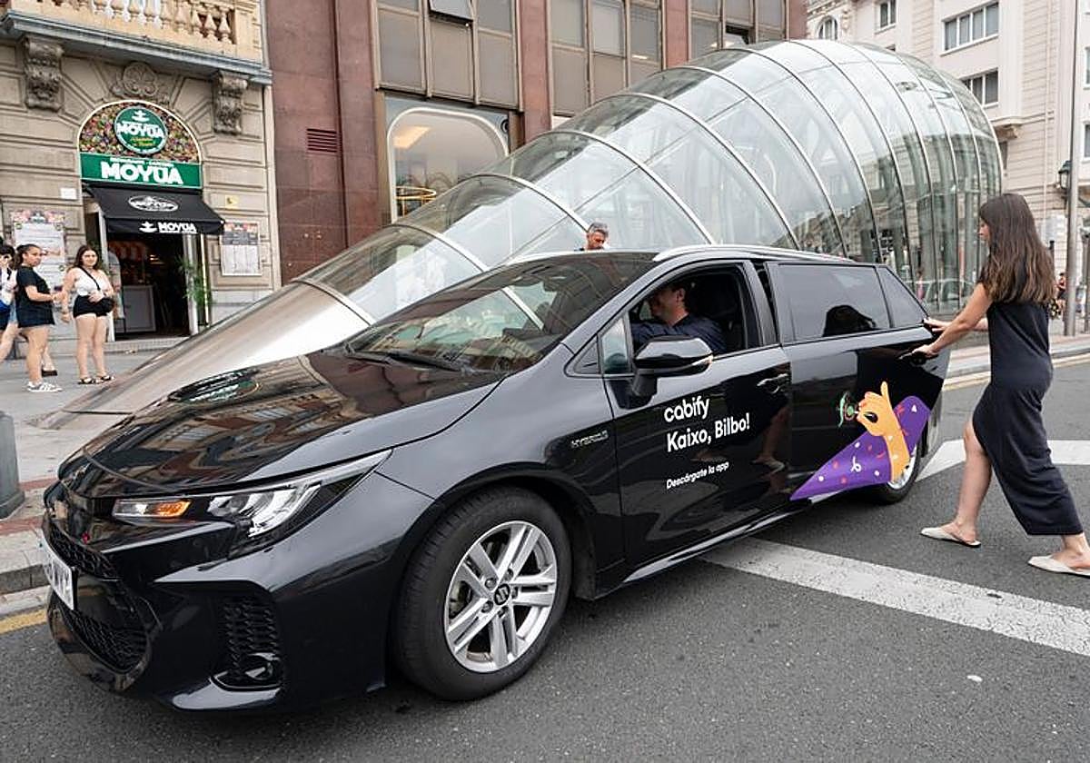 Uno de los primeros coches de Cabify que comenzaron a operar en Bilbao, en la plaza Moyua