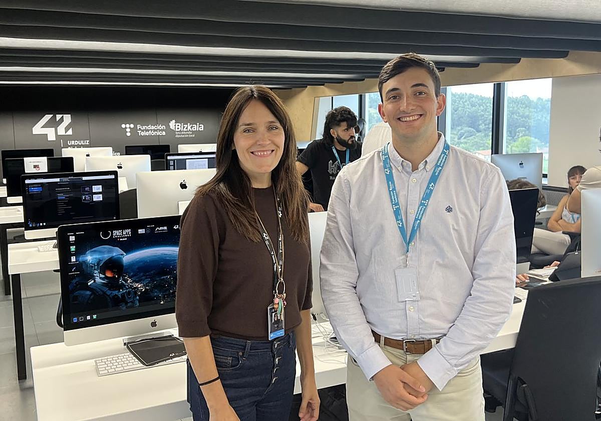 Imagen principal - La directora del campus, Estibaliz León, junto al local lead del 'hackathon' en Bilbao, Rubén Concejo. Los participante strabajan en grupo para diseñar las soluciones a los retos propuestos.
