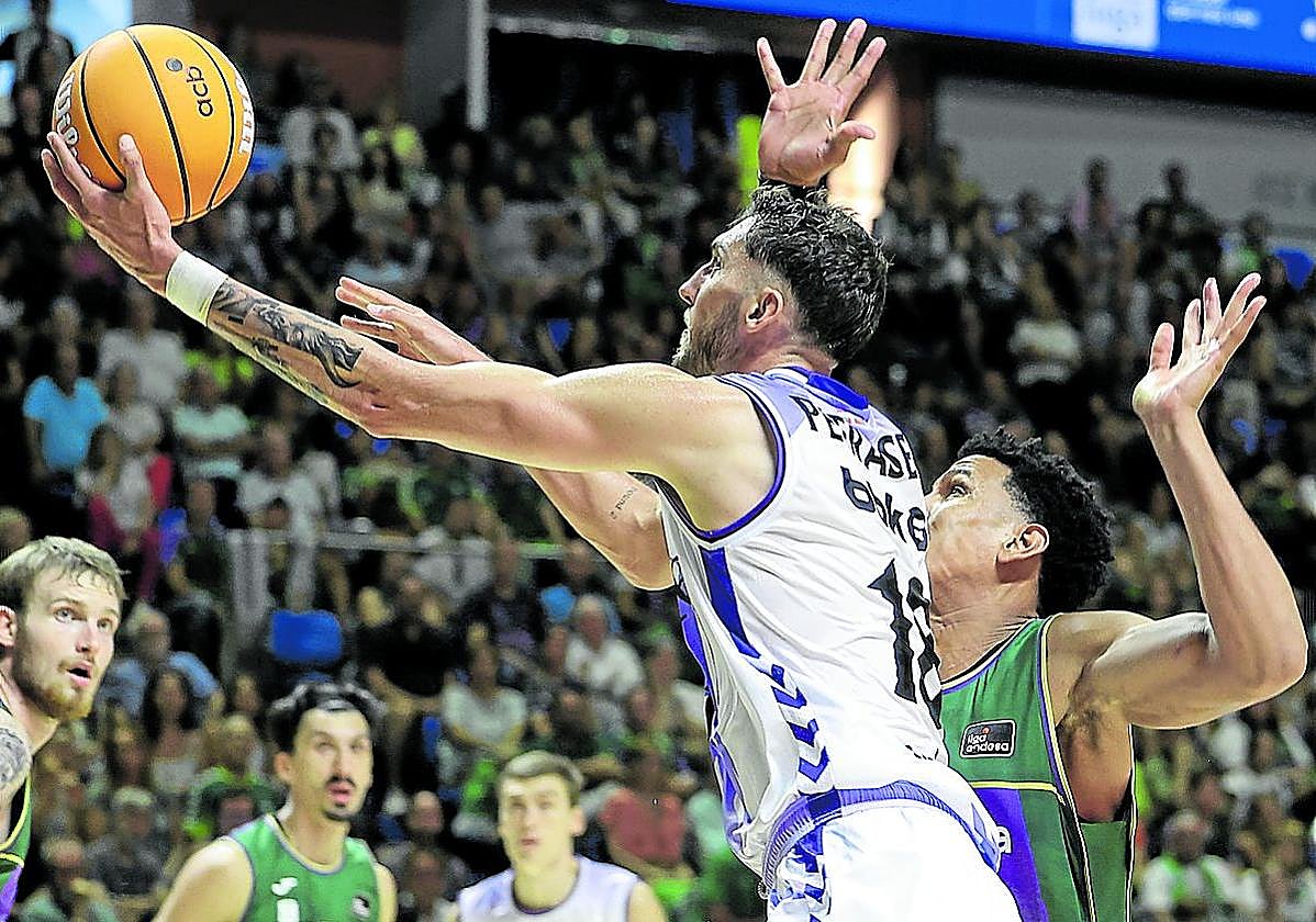 Petrasek deja una bandeja ante el Unicaja.