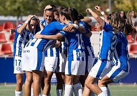 Las Gloriosas se abrazan para celebrar la victoria.