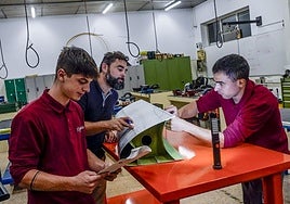 Alejandro León, Íñigo Leonard y Javier Vivas de Bustos revisan una pieza de avión en las instalaciones de Egibide en Arriaga.