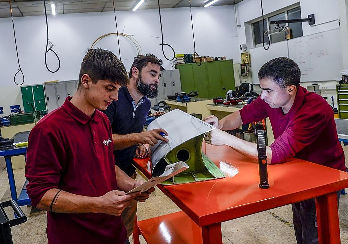 Alejandro León, Íñigo Leonard y Javier Vivas de Bustos revisan una pieza de avión en las instalaciones de Egibide en Arriaga.