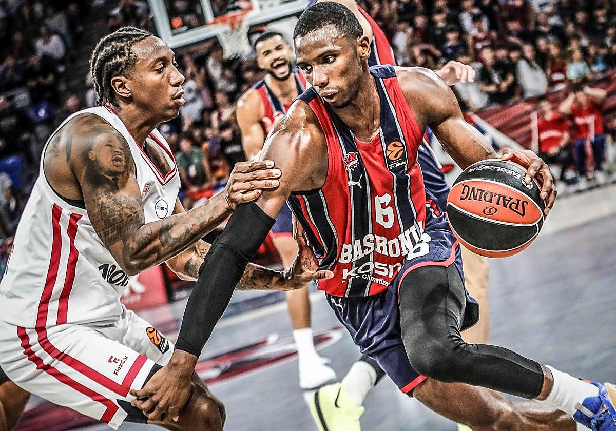 Hamidou Diallo intenta superar a Tyson Ward en el encuentro ante el Olympiacos.