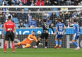 Sivera se estira para atajar un lanzamiento visitante.