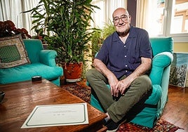 Altarriba posa sonriente en el salón de su casa.