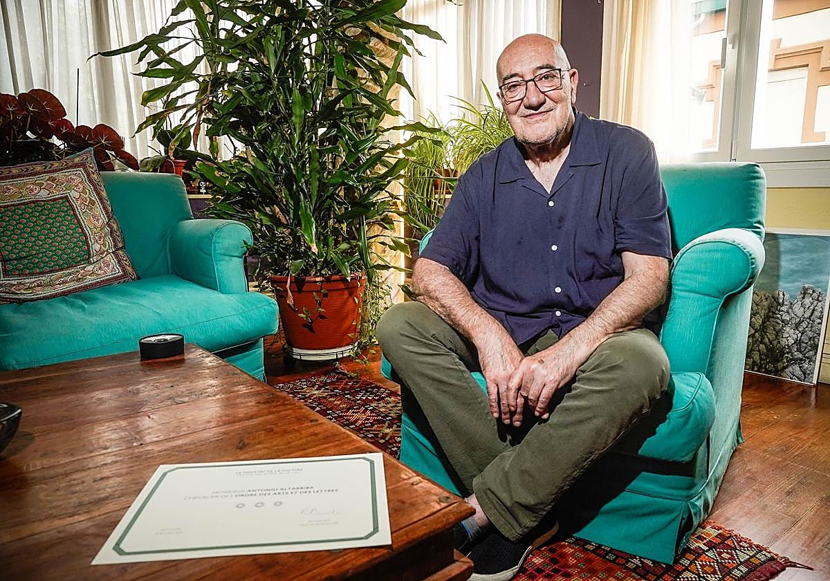 Altarriba posa sonriente en el salón de su casa.