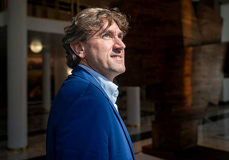 Andueza posa en los pasillos del Parlamento vasco, donde tuvo lugar la entrevista el jueves, después de que PNV y PSE-EE consumaran su fractura a cuenta del euskera.