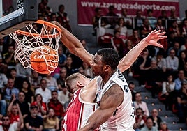 Primer mate salvaje de Diallo: casi mete el antebrazo en el aro