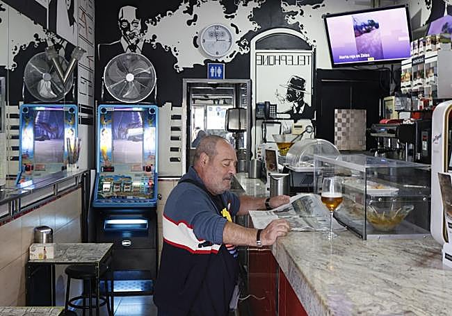 Un cliente lee EL CORREO en la barra del Bizkaia.