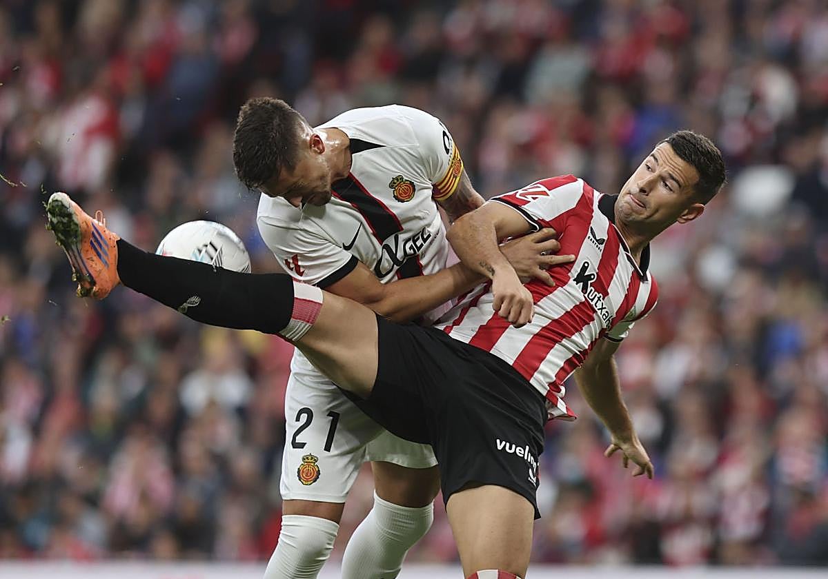 Guruzeta, mediapunta titular ante el Mallorca, pugna por un balón ante Raíllo.