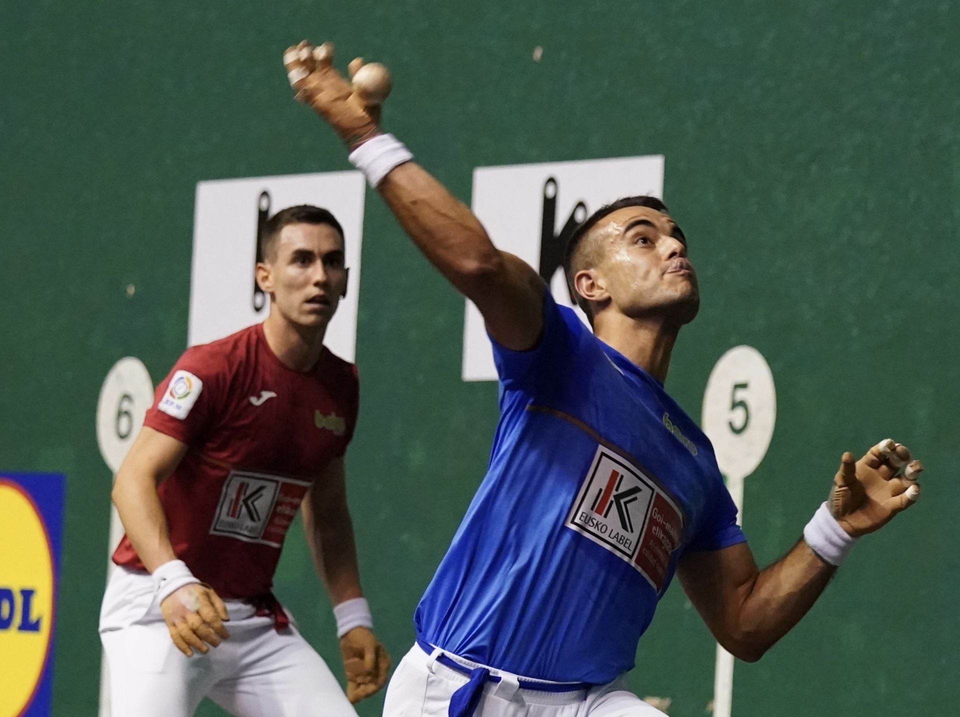 Larrazabal suelta una volea de derecha.