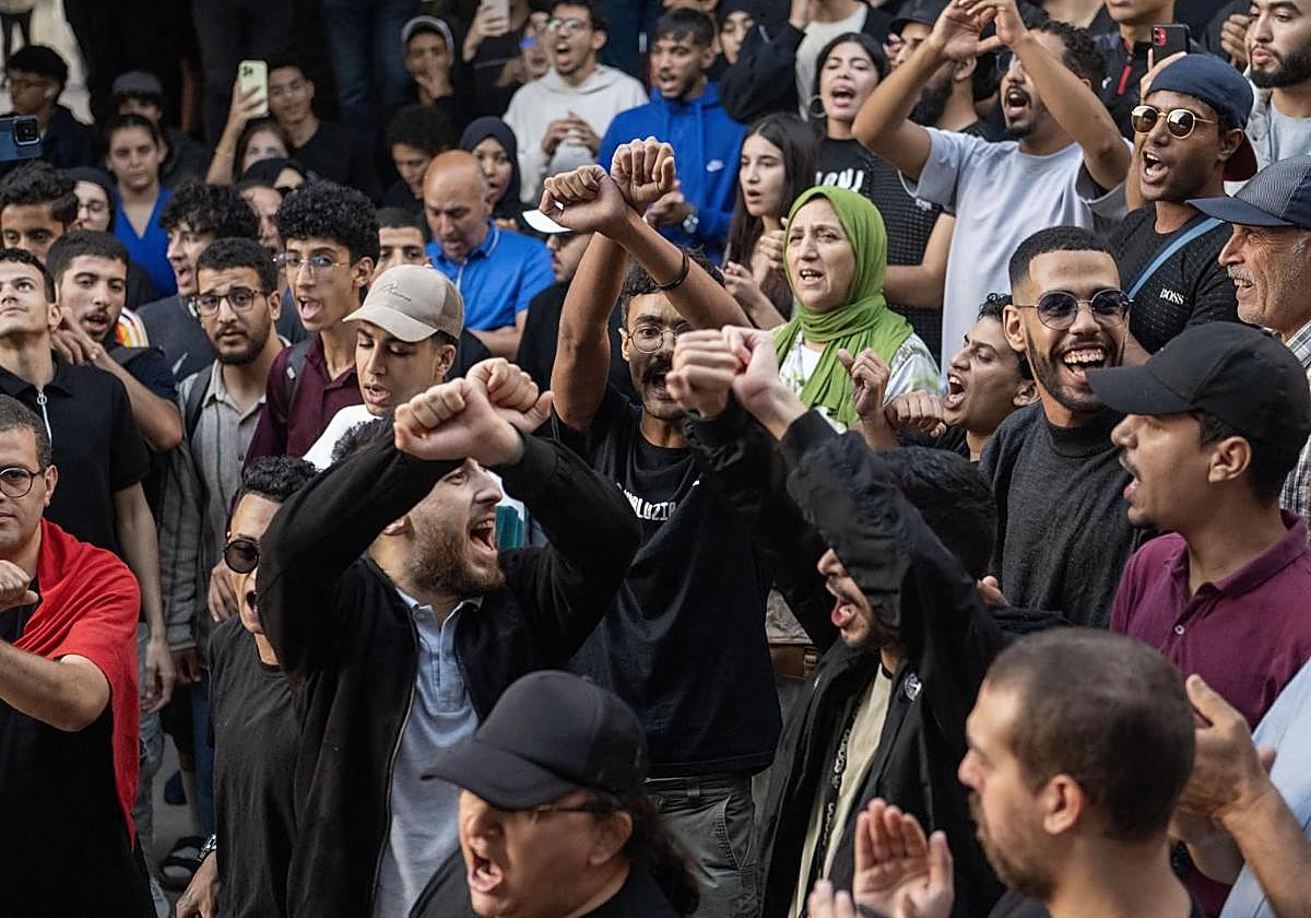 Jóvenes marroquíes se manifiestan por reformas en los sectores de la salud y la educación en Rabat, Marruecos.