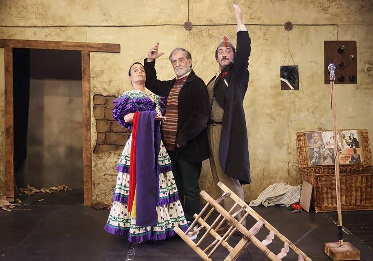 Ramón Barea entre Olatz Ganboa y Diego Pérez, protagonistas de '¡Ay, Carmela!', la última función en el viejo Pabellón 6.