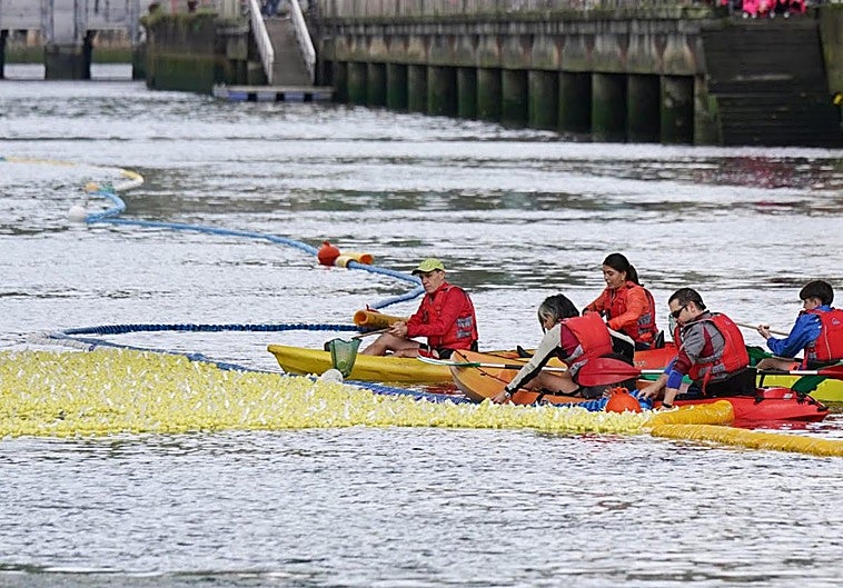 La ría, inusualmente amarilla.