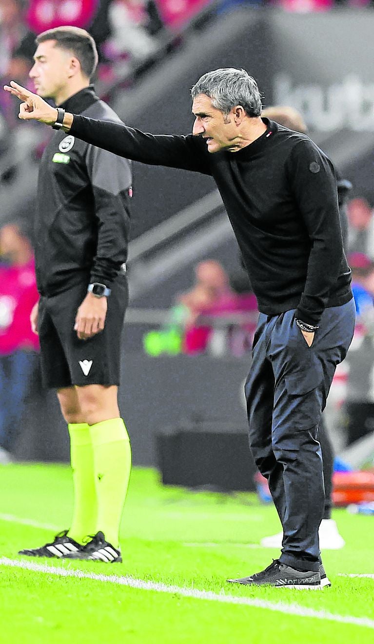 Valverde da instrucciones a sus jugadores contra el Mallorca.