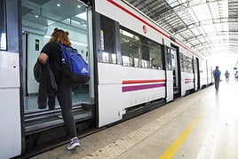 Una viajera se sube en Abando a un tren de Cercanías con destino Orduña.