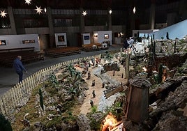 Montaje de uno de los belenes que se expone en la iglesia en la Navidad.