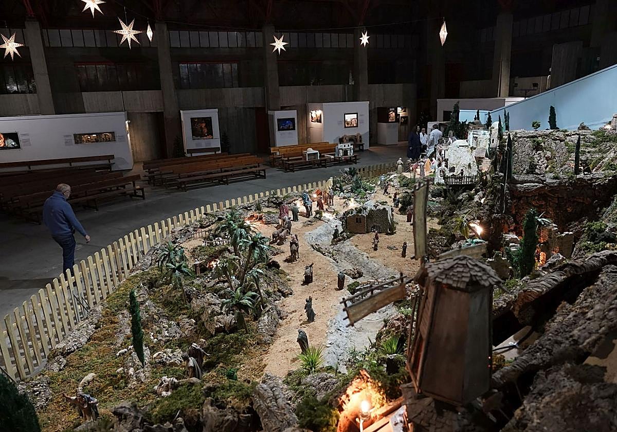 Montaje de uno de los belenes que se expone en la iglesia en la Navidad.