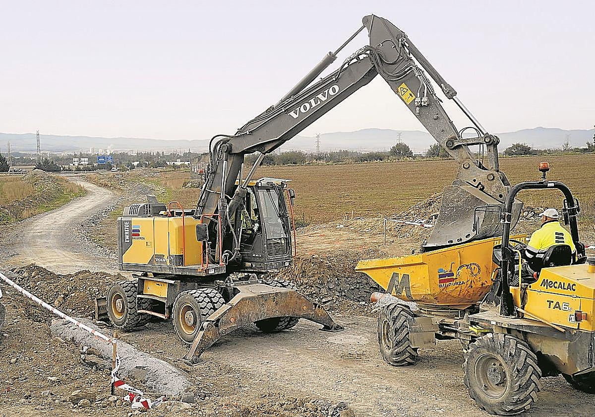 Obras en el tramo foral del bicicarril que unirá Vitoria y Miñano.