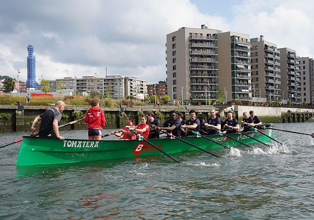 La plantilla del Surne Bilbao Basket volvió a subirse a la 'tomatera' para hacer grupo e ir conociéndose entre todos.