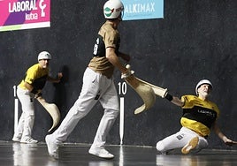 Barandika rebotea de derecha ente la mirada de Erkiega y su compañero Lekerika.