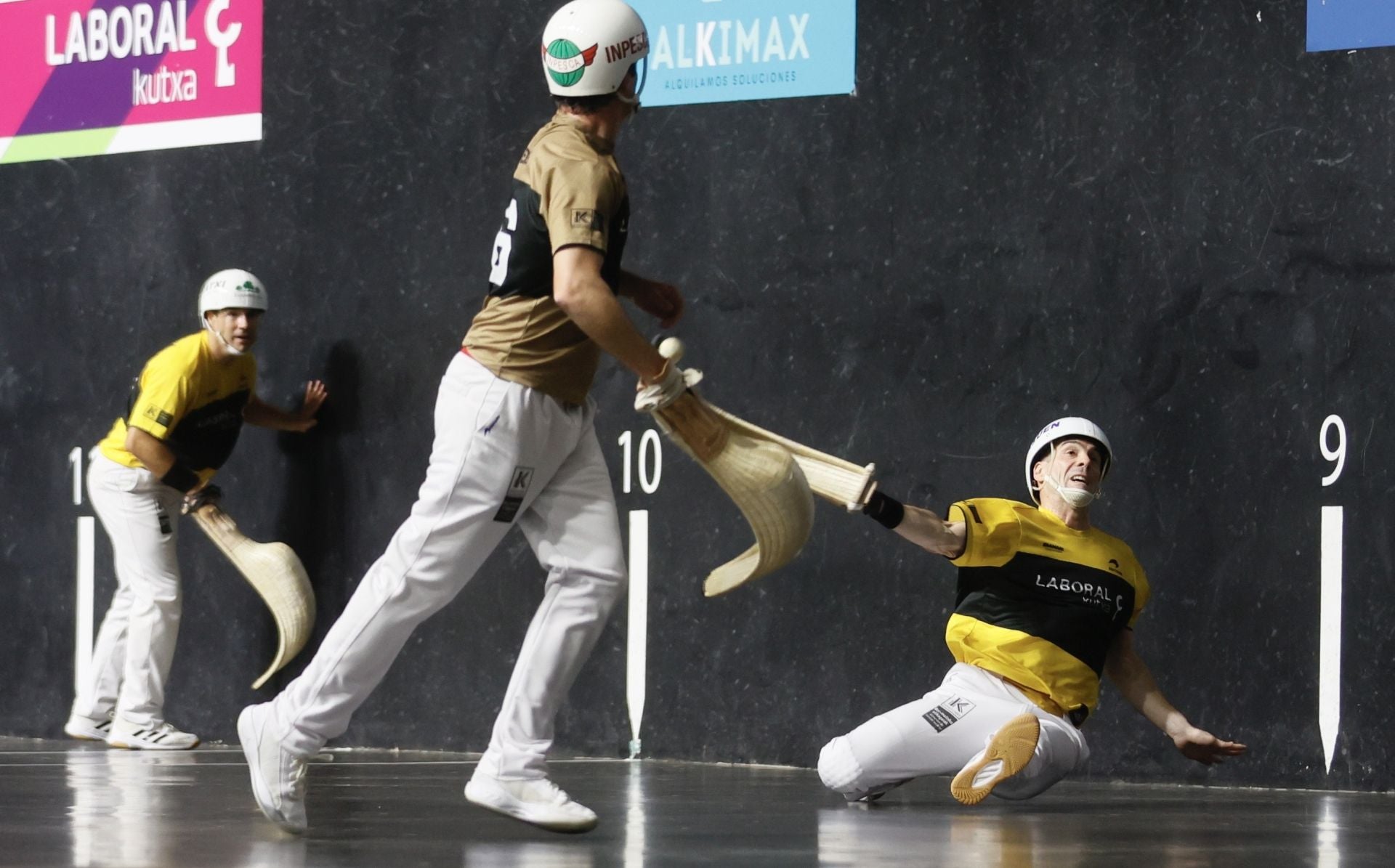 Barandika rebotea de derecha ente la mirada de Erkiega y su compañero Lekerika.