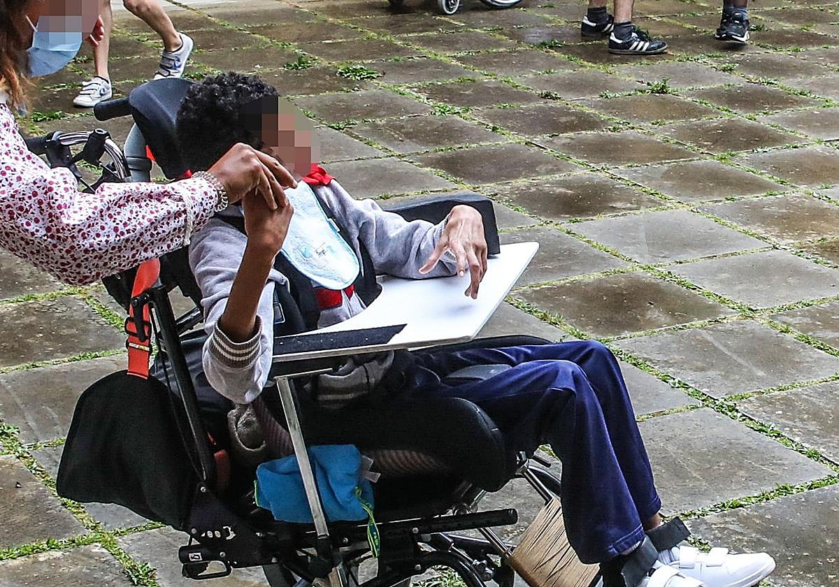 Una persona con discapacidad en una actividad del IFBS.