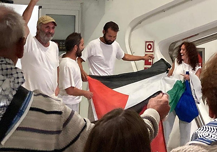 Los activistas a su llegada a Loiu