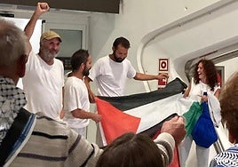 Los activistas a su llegada a Loiu