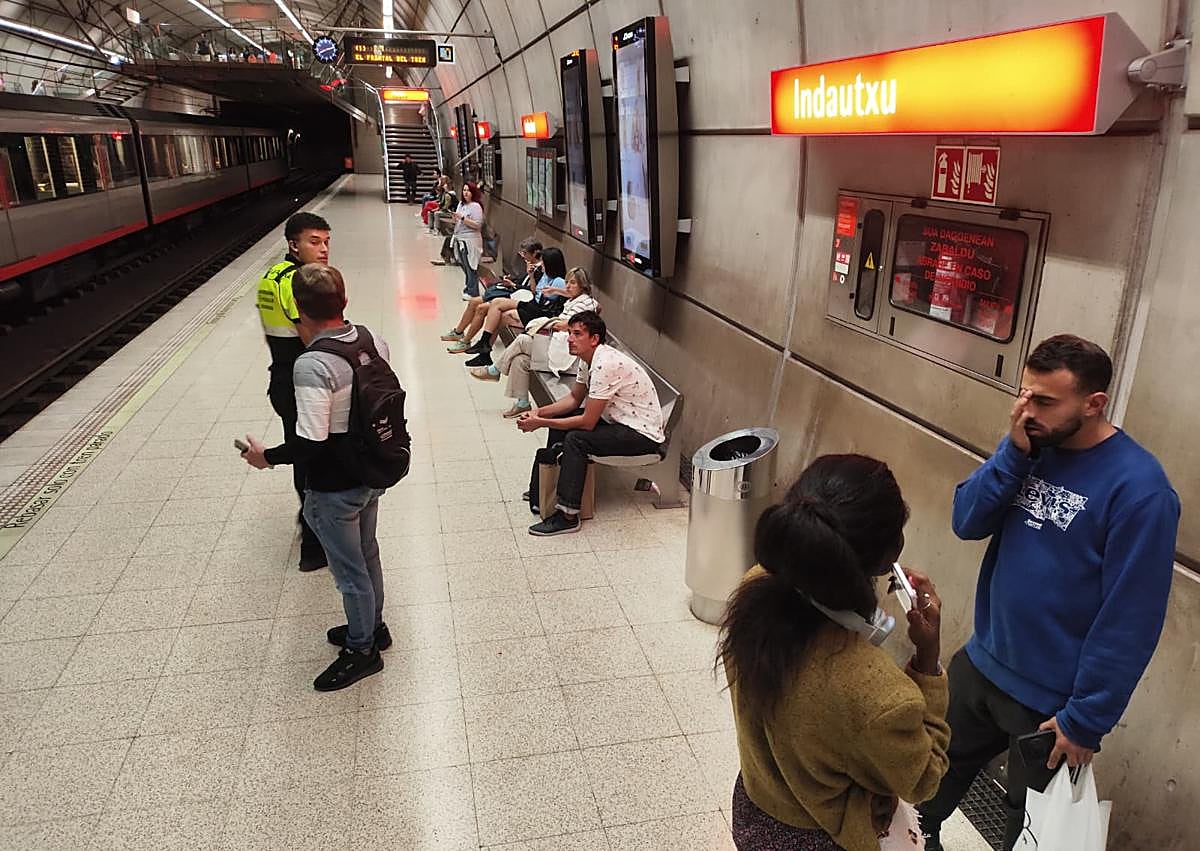 Imagen secundaria 1 - Dos fallos en la misma catenaria desataron el caos en el metro en horas punta