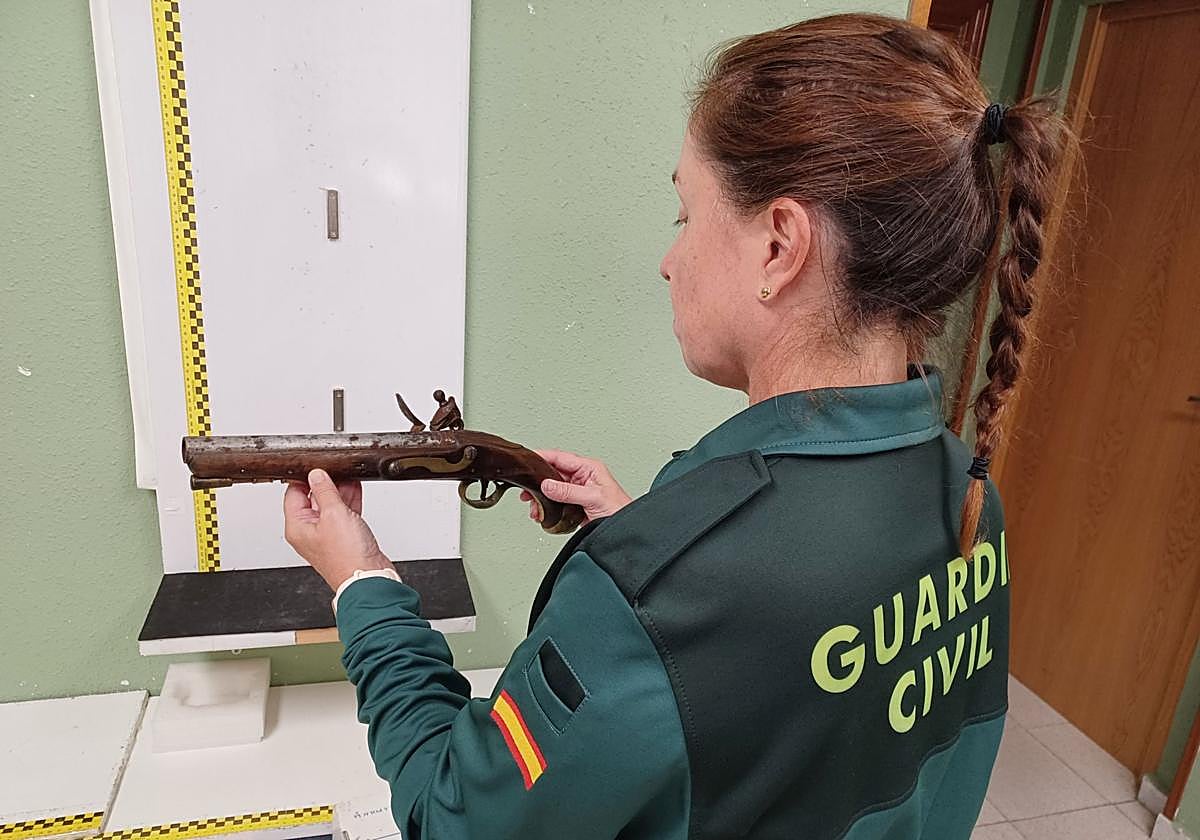 Imagen del arma intervenida por la Guardia Civil