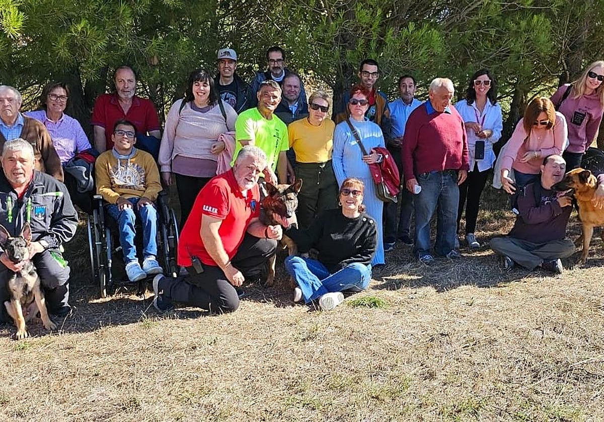 Integrantes del grupo de rescate y los perros en la foto de familia con los usuarios del Centro de Día de Briviesca este lunes en San Miguel del Monte.