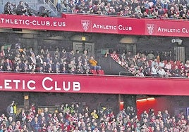 Palco de San Mamés ante el Mallorca.La zona que se ha separado para vender entradas queda a la derecha de la imagen.